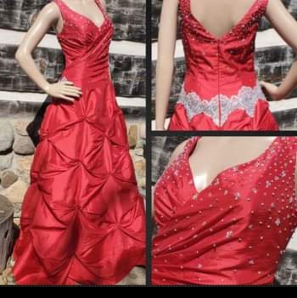 Size 6/8 NEW BEAUTIFUL RED FORMAL